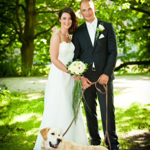 ζευγάρι παντρεύεται και κρατά το σκύλο του μπροστά 