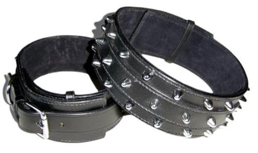 Δερμάτινο περιλαίμιο με τρουκς CAMELOT